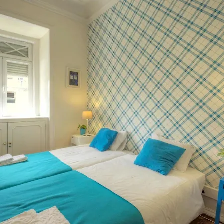 Studio Fuer 19 Personen Und 1 Kind In Apartamento Lisboa